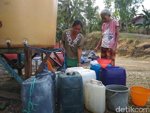 Hujan, BPBD Trenggalek Hentikan Pengiriman Bantuan Air Bersih