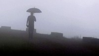 Musim hujan di Mawsynram jatuh pada bulan Juni sampai September. Kala itulah, jalanan desa di sana tidak akan pernah kering alias selalu basah di periode itu. Bahkan di siang hari, langit tampak selalu gelap karena mendung. (AFP/Biju Boro)