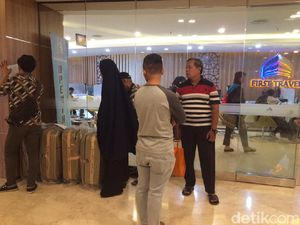 Jemaah Umrah First Travel Berbondong-bondong Kembalikan Koper