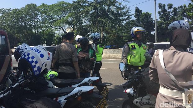 Polisi menilang pemotor yang melintasi JLNT di Casablanca, Rabu (26/7/2017)