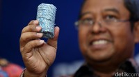 Uang palsu diremuk dan dihancurkan oleh alat khusus lalu dipress menjadi tumpukan kecil sebesar uang koin.