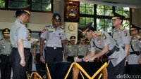 Idham Azis menandatangani surat pelantikan.