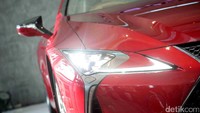Produk anyar yang disokong dengan mesin natural aspirated V8 4.969cc ini dibanderol Rp 4,290 miliar on the road Jakarta.