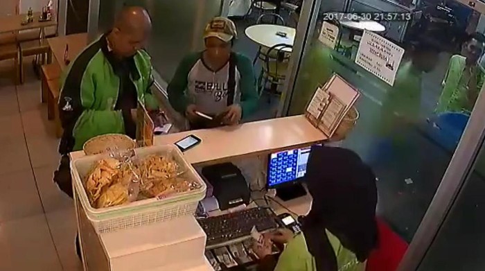 Viral Video Driver Gojek Kehilangan Dompet di Kasir Rumah Makan