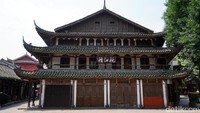 Kota Tua Huanglongxi terletak di Distrik Shuangliu, sekitar 50 Km dari pusat Kota Chengdu, ibu kota Provinsi Sichuan, China. Kota ini usianya sudah sangat tua, itu bisa dilihat dari arsitektur bangunan yang ada di sana (Wahyu/detikTravel)