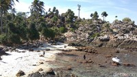 Walau didominasi oleh batu karang, pantai ini juga memiliki pasir pantai putih. Ibaratnya, ada dua sisi pantai yang bisa dinikmati (Agus/detikTravel)