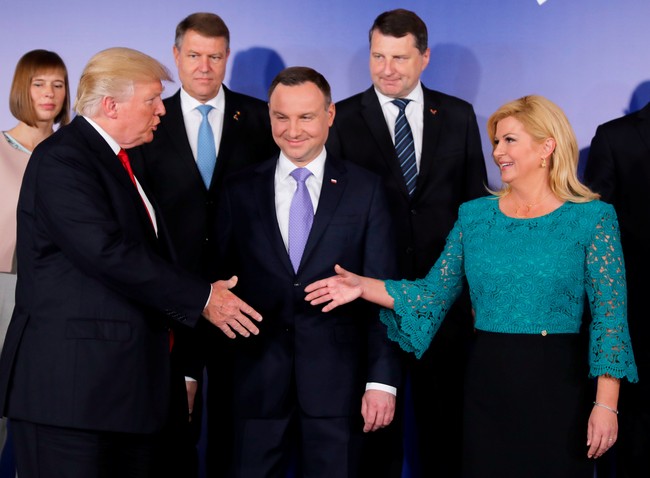 Lagi-lagi, Kolinda Grabar-Kitavoric memakai lace atau brokat sebagai pilihan busananya. Kali ini, dalam kesempatan bertemu Presiden AS Donald Trump di Three Seas Initiative Summit, Warsaw, Polandia, wanita 49 tahun itu tampil chic dan lebih casual dengan padanan blouse lace berlengan lonceng dan rok. Warna toska membuat penampilannya makin cerah. Foto: Reuters