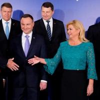 Lagi-lagi, Kolinda Grabar-Kitavoric memakai lace atau brokat sebagai pilihan busananya. Kali ini, dalam kesempatan bertemu Presiden AS Donald Trump di Three Seas Initiative Summit, Warsaw, Polandia, wanita 49 tahun itu tampil chic dan lebih casual dengan padanan blouse lace berlengan lonceng dan rok. Warna toska membuat penampilannya makin cerah. Foto: Reuters