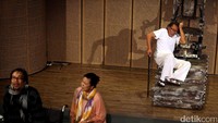Pementasan Warisan didukung oleh Idris Pulungan, Budi Ros, Ratna Riantiarno, Rita Matu Mona, Ohan Adiputra, Daisy Lantang, Elly Luthan, Dorias Pribadi, Raheli Dharmawan, Ratna Ully, Tuti Hartati, Bayu Dharmawan, Sir Ilham Jambak, Rangga Riantiarno, Netta Kusumah Dewi, Julung Ramadan, dan lain-lain.