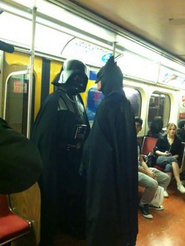Batman dan Darth Vadder. Foto: Dok. Bored Panda