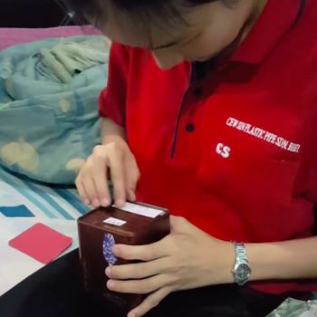Pria Ini Beri Hadiah Ultah Uang Tunai untuk Pacar, Betulkah Layak Dicontoh?