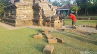Pengemudi menabrak bagian tangga candi, terlihat dari beberapa bagian candi yang runtuh (Muhammad Aminudin/detikTravel)