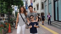 Tamara Bleszynski menghabiskan liburannya bersama dua putranya di Tokyo, Jepang. (Dok. Instagram/amarableszynskiofficial)