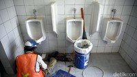 Bagian toilet juga tampak sudah rapih. Berukuran 5x3 meter, toilet yang tersedia dilengkapi dengan 3 urinoir, 2 wc duduk dan jongkok dan dua wastafel sudah terpasang dan proses pengerjaan tahap akhir.