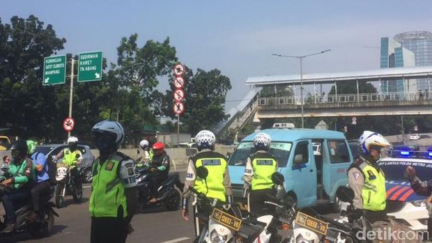 Polisi tilang pemotor 'bandel' yang melintas di JLNT Casablanca