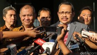 Agus Rahardjo (kiri) dan Datuk Dzulkifli Bin Ahmad (kanan) memberikan keterangan pers terkait pertemuan.