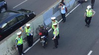 Polisi sudah berkali-kali menilang pemotor bandel yang melintassi JLNT tersebut.