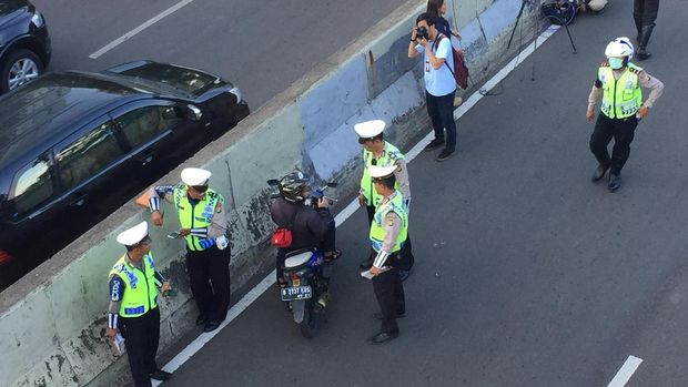 Cegah Pemotor Bandel, Polisi Jaga JLNT Casablanca Pagi hingga Malam