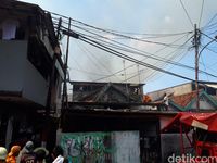 Asap Hitam Membubung Tinggi dari Lokasi Kebakaran di Kramat 