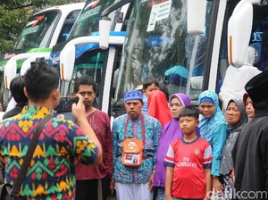Hujan Rintik Iringi Keberangkatan Jemaah Calon Haji Banyumas