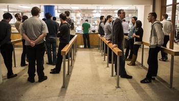 Bukan tanpa alasan Facebook menyediakan makanan gratis dan membiarkan karyawan bersantai di ruang makan. Menurut beberapa riset, istirahat yang cukup di kantor akan merangsang kreativitas karyawan dan membuat mereka lebih rileks. (Foto: Damon Dahlen/Huffington Post)