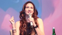 Nadine terlihat menawan ketika bercerita seputar perjalanannya di Plaza Senayan, Jakarta Selatan, Kamis (27/7/2017). Pool/Ismail/detikFoto.