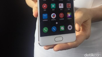 Sama dengan Pro 7, Pro 7 Plus juga masih menggunakan teknologi layar AMOLED. Hanya saja, ukuran layar Pro 7 Plus sedikit lebih besar, yakni 5,7 inchi dengan resolusi WQHD (2560 x 1440 pixel). (Foto: detikINET/Elizabeth Elza Astari Retaduari)