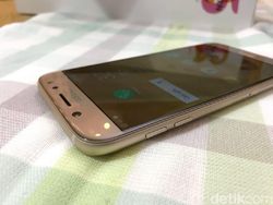 Gaya Seleb Muda Menggenggam Duo Galaxy J Pro