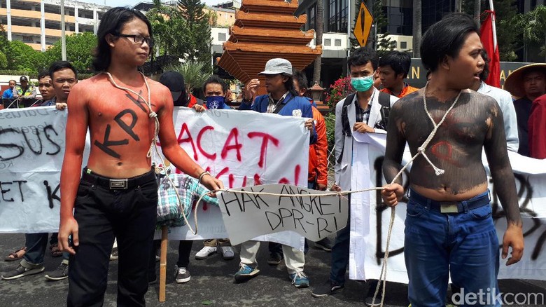 Pendemo Tolak Pansus Angket KPK Gagal Sampaikan Aspirasi Pendemo Tolak Pansus Angket KPK Gagal Sampaikan Aspirasi