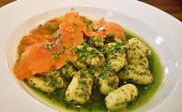 Pasta Bersaus Pesto Hijau yang Segar Bisa Dinikmati di Sini