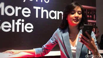 Mikha Tambayong bergaya dengan ponsel seri Galaxy J Pro. (Foto: detikINET/Adi Fida Rahman)