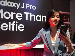 Gaya Seleb Muda Menggenggam Duo Galaxy J Pro