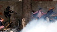 Bentrokan antara polisi dan warga terjadi dalam jarak dekat. REUTERS/Carlos Garcia Rawlins.