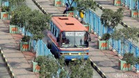 Bus Metromini bertahan di antara serbuan angkutan massal lainnya.