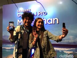 Gaya Seleb Muda Menggenggam Duo Galaxy J Pro