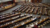 Perppu I/2017 menjadi UU, selanjutnya kami akan menanyakan seluruh fraksi, apakah RUU Perpu Nomor 1 Tahun 2017 tentang akses informasi keuangan untuk kepentingan perpajakan, dapat disetujui untuk disahkan menjadi UU, kata Pimpinan Rapat Paripurna, Agus Hermanto di Ruang Rapat Paripurna, Jakarta, Kamis (27/7/2017). Setuju, jawab seluruh anggota.