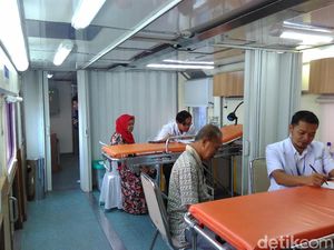 Warga Blitar Berobat Gratis di Gerbong Kereta
