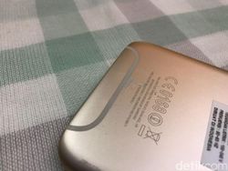 Gaya Seleb Muda Menggenggam Duo Galaxy J Pro