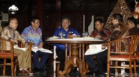 Dalam pertemuan ini SBY didampingi oleh Hinca Panjaitan dan Syarief Hasan. Sementara Prabowo ditemani oleh Ahmad Muzani dan Fadli Zon.