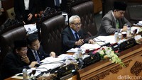 Rapat dipimpin oleh Wakil Ketua DPR Agus Hermanto didampingi Fahri Hamzah, Taufik Kurniawan, dan Setya Novanto.
