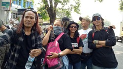 Aksi unjuk rasa untuk segera didaftarkannya obat hepatitis C berlangsung dengan damai di depan kantor Badan Pengawasan Obat dan Makanan (BPOM). Ini kondisinya.