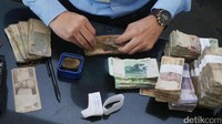 Petugas Bank Indonesia menghitung uang lusuh berbagai pecahan yang akan ditukar dengan uang baru.