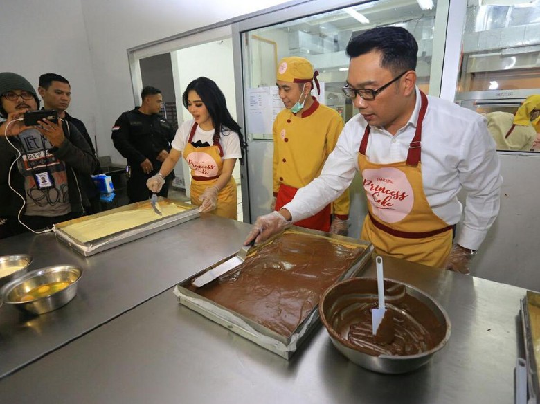 Yuk! Intip Syahrini Bikin Kue Bareng Ridwan Kamil Yuk! Intip Syahrini Bikin Kue Bareng Ridwan Kamil
