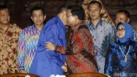 SBY dan Prabowo juga cipika-cipiki usai pertemuan.