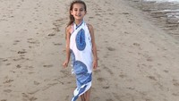 Terakhir, Gary Neville memamerkan foto putrinya sedang berada di pantai dengan mengenakan sarung bernada putih dan biru. Tak hanya itu, di atas pasir pantai Bali, putri Gary Neville menuliskan kata-kata I Love Bali. Semoga liburannya berkesan ya Gary Neville!  (Instagram/@gneville2)