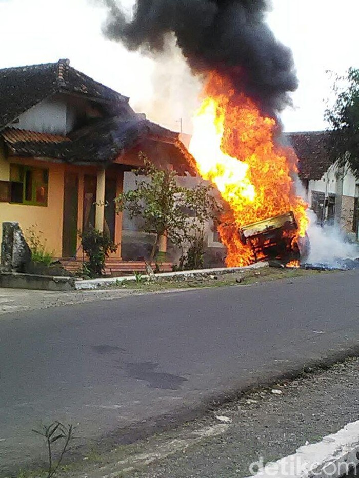 Pikap Muat 200 Liter Pertalite Ludes Terbakar