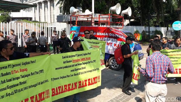 Eks Karyawan AP I Demo Tuntut Tunjangan Hari Tua di Kementerian BUMN