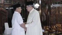 SBY menyambut para tamunya itu dengn mengenakan baju gamis putih lengan panjang dipadu peci hitam. Sedangkan tim Prabowo Hatta kompak mengenakan kemeja putih dengan logo garuda merah dan peci hitam.