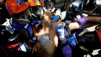 Sejumlah warga terluka, 1 orang dilaporkan tewas. REUTERS/Carlos Garcia Rawlins.
