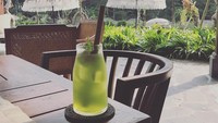 Gary Neville juga membagikan foto minuman berwarna hijau yang terlihat sangat segar ini. Apalagi pemandangan di belakangnya hijau dan menyegarkan, bikin rileks banget (Instagram/@gneville2)